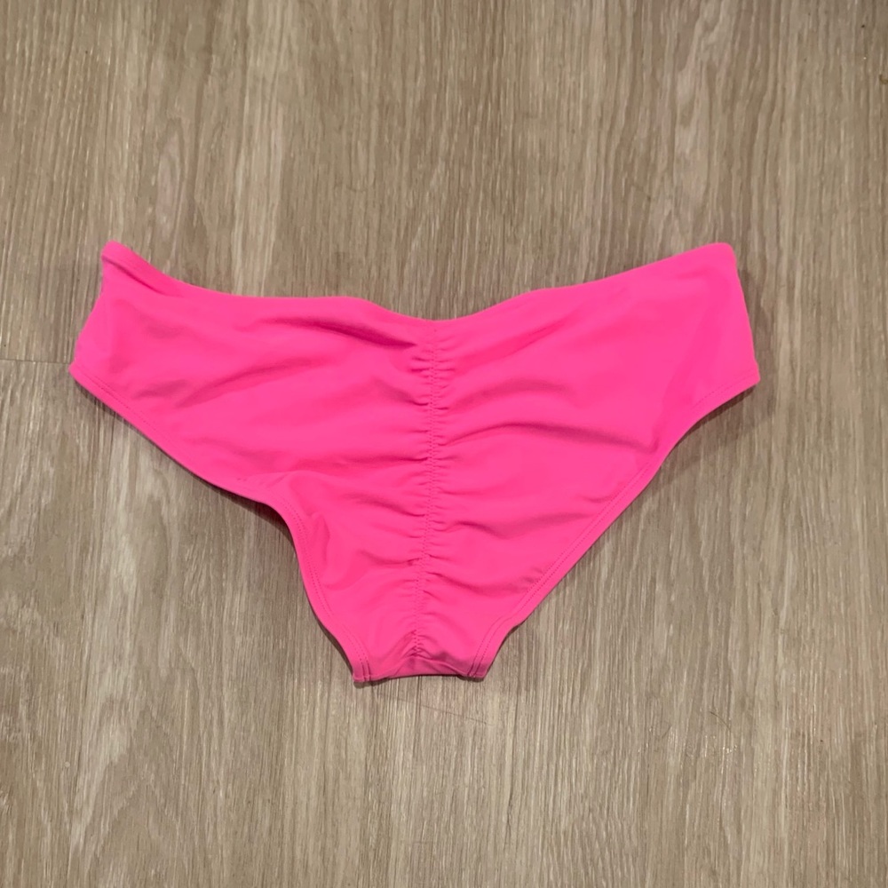 ✨3/15$✨ NWT pink ruched bikini bottoms - M